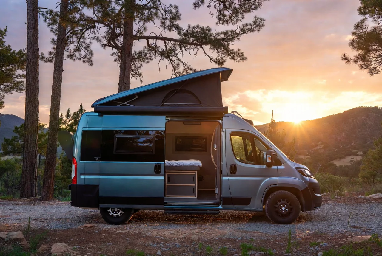 Moderner Camper Van mit aufgestelltem Dachzelt in der Natur bei Sonnenuntergang